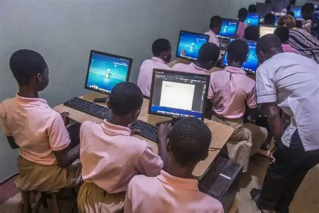 Élèves africains utilisant des ordinateurs dans une salle de classe numérique