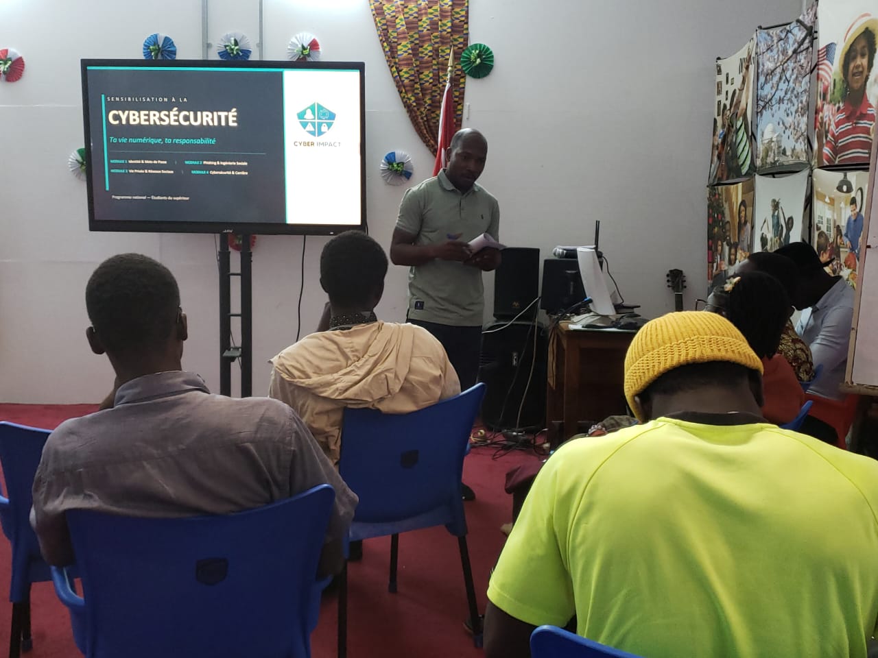 Participants suivant une session de sensibilisation face à un écran