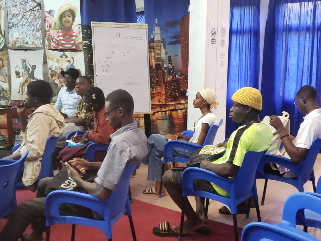Participants attentifs à un atelier en salle décorée de bleu
