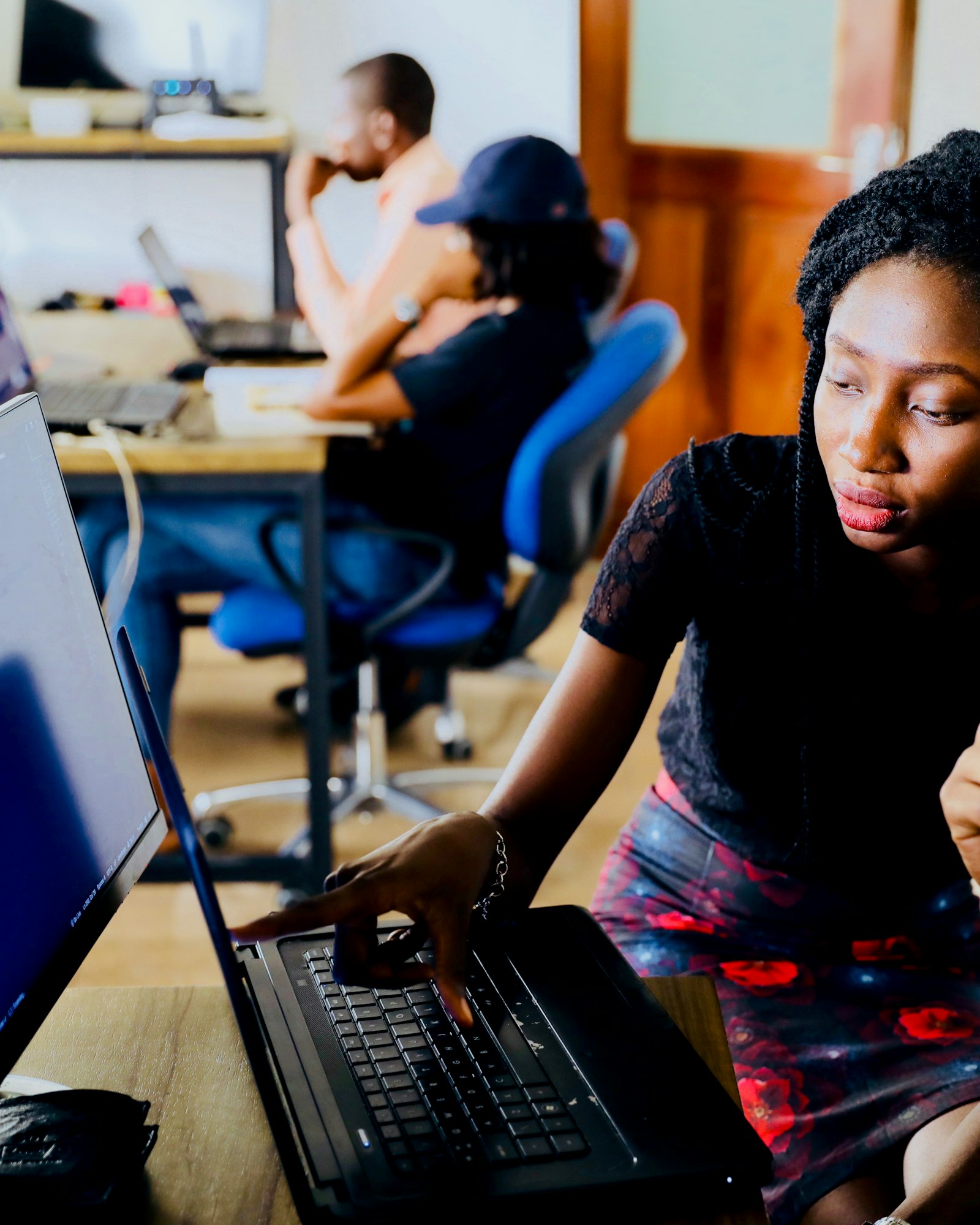 Jeunes Africains travaillant ensemble sur des ordinateurs portables dans un espace de formation