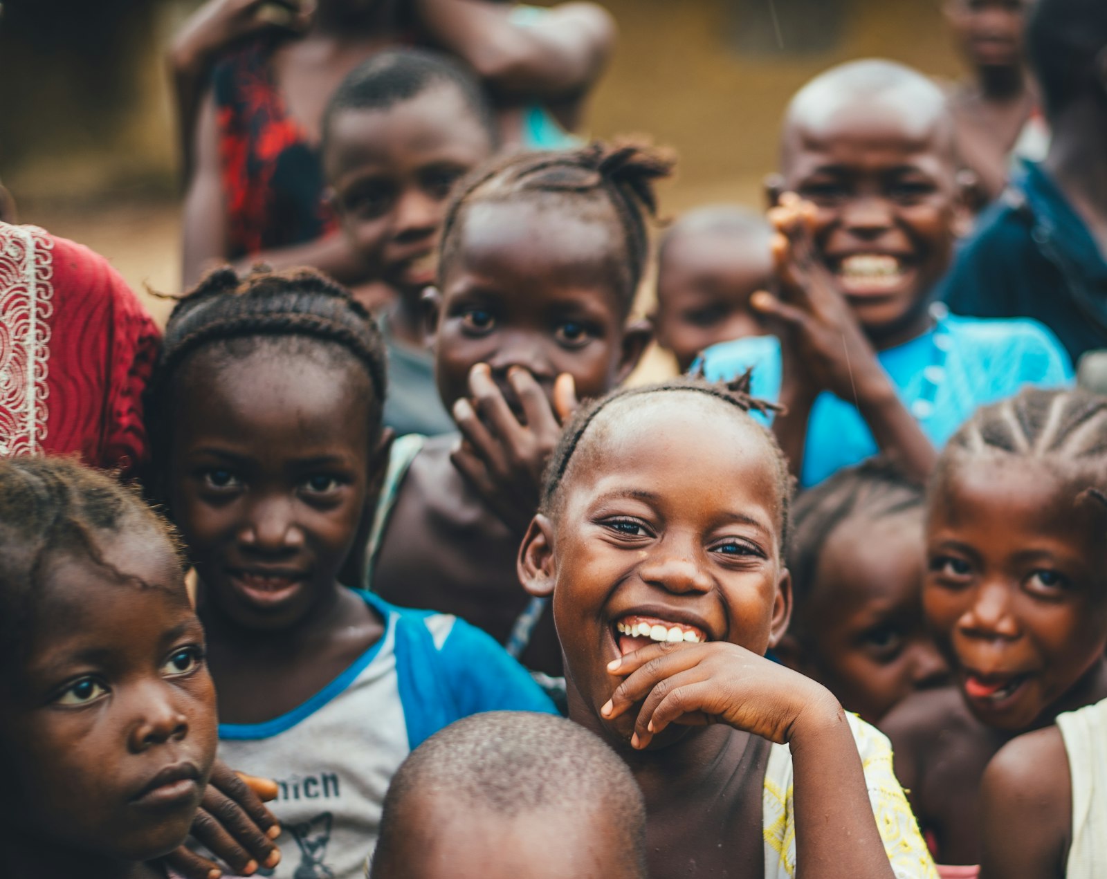 Groupe d'enfants africains souriants rassemblés